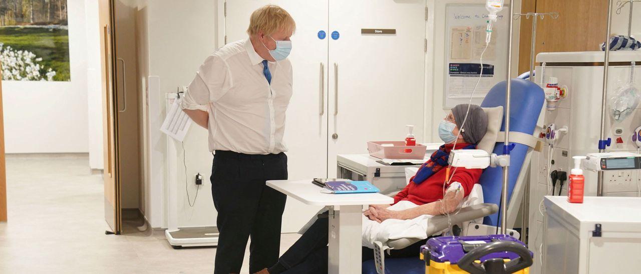 Boris Johnson visita un centro oncológico en Inglaterra.