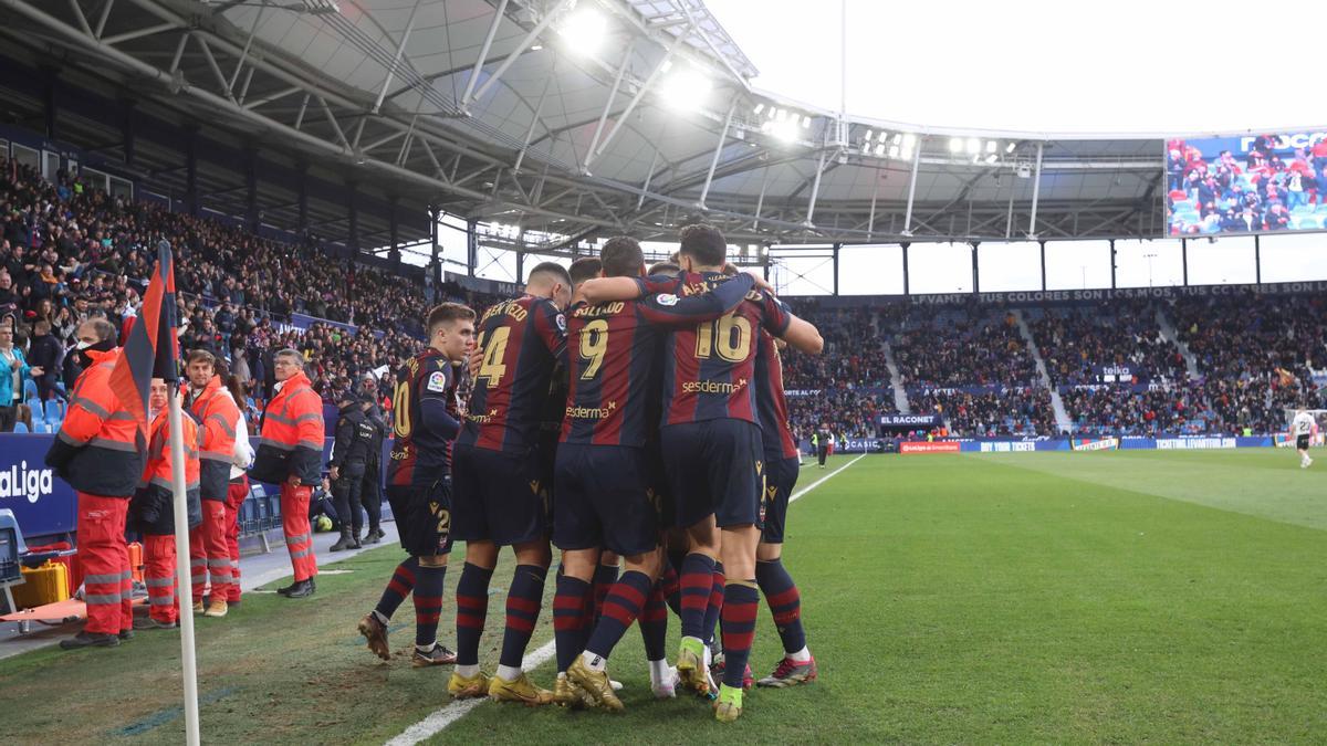 Los jugadores del Levante celebran el gol de Campaña de penalti contra el Burgos