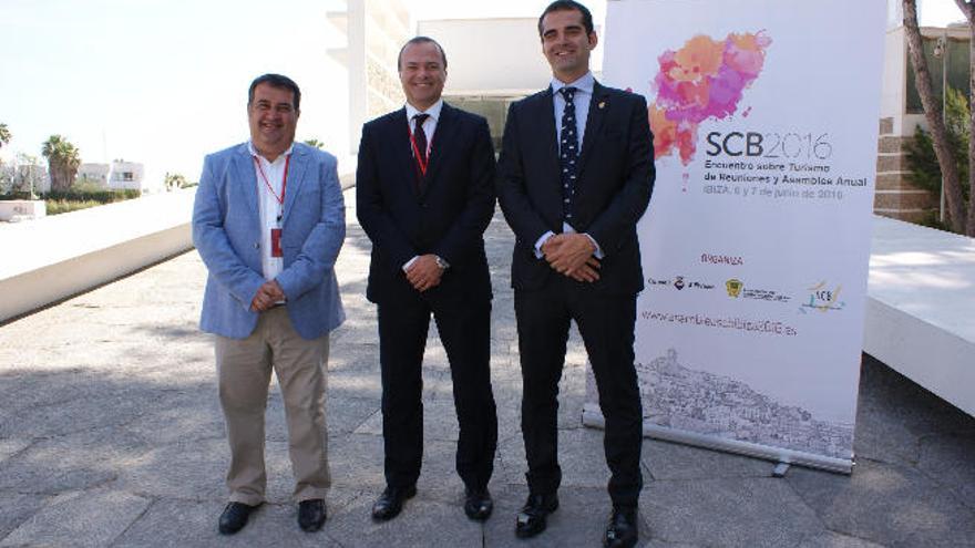 Hidalgo junto al alcalde de Almería, Ramón Fernández-Pacheco (d), y el concejal de Turismo de San Sebastian, Ernesto Gasco.