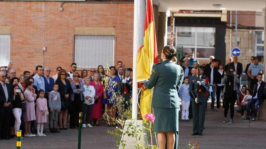 El izado de la bandera inaugura el acto de la Guardia Civil