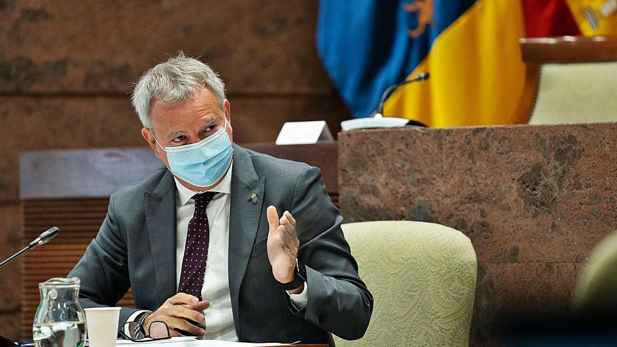 El consejero Sebastián Franquis, ayer, en el Parlamento.