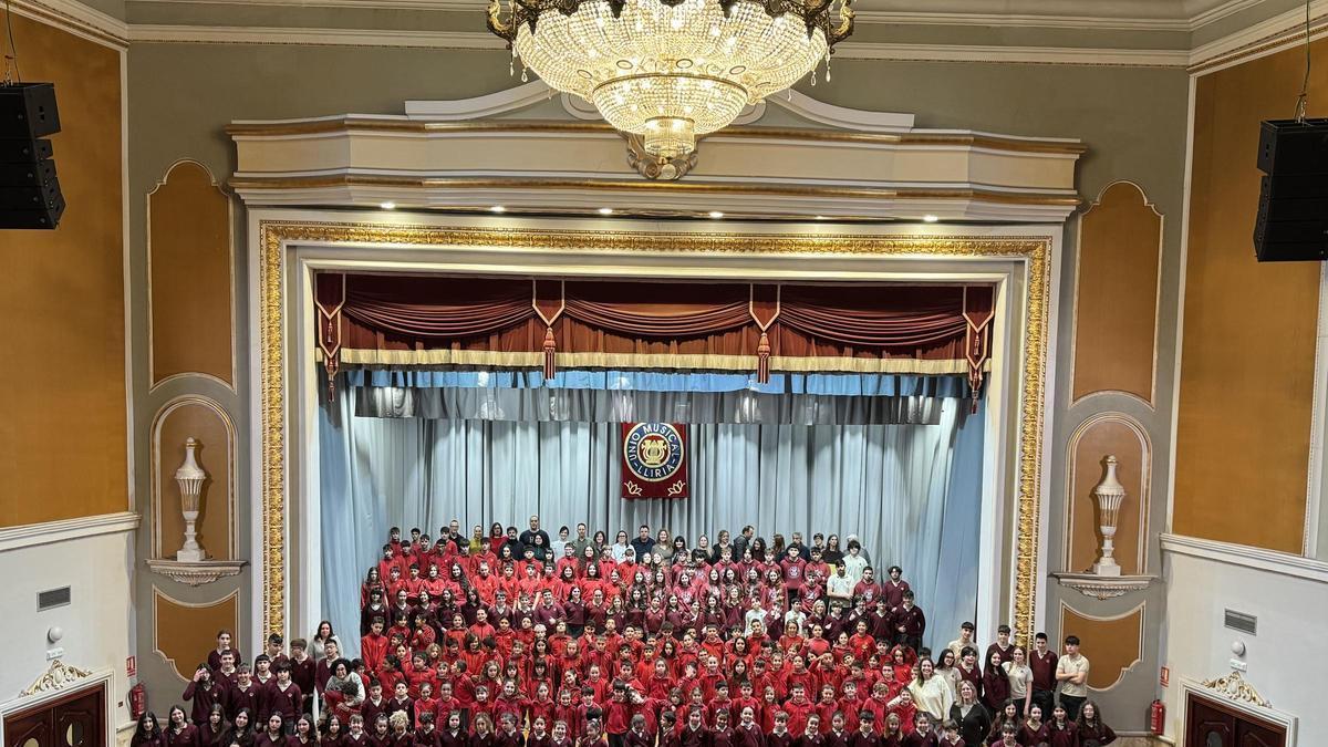 Foto de grup de l'alumnat del CIEM de la Unió Musical al Teatre de la societat de música