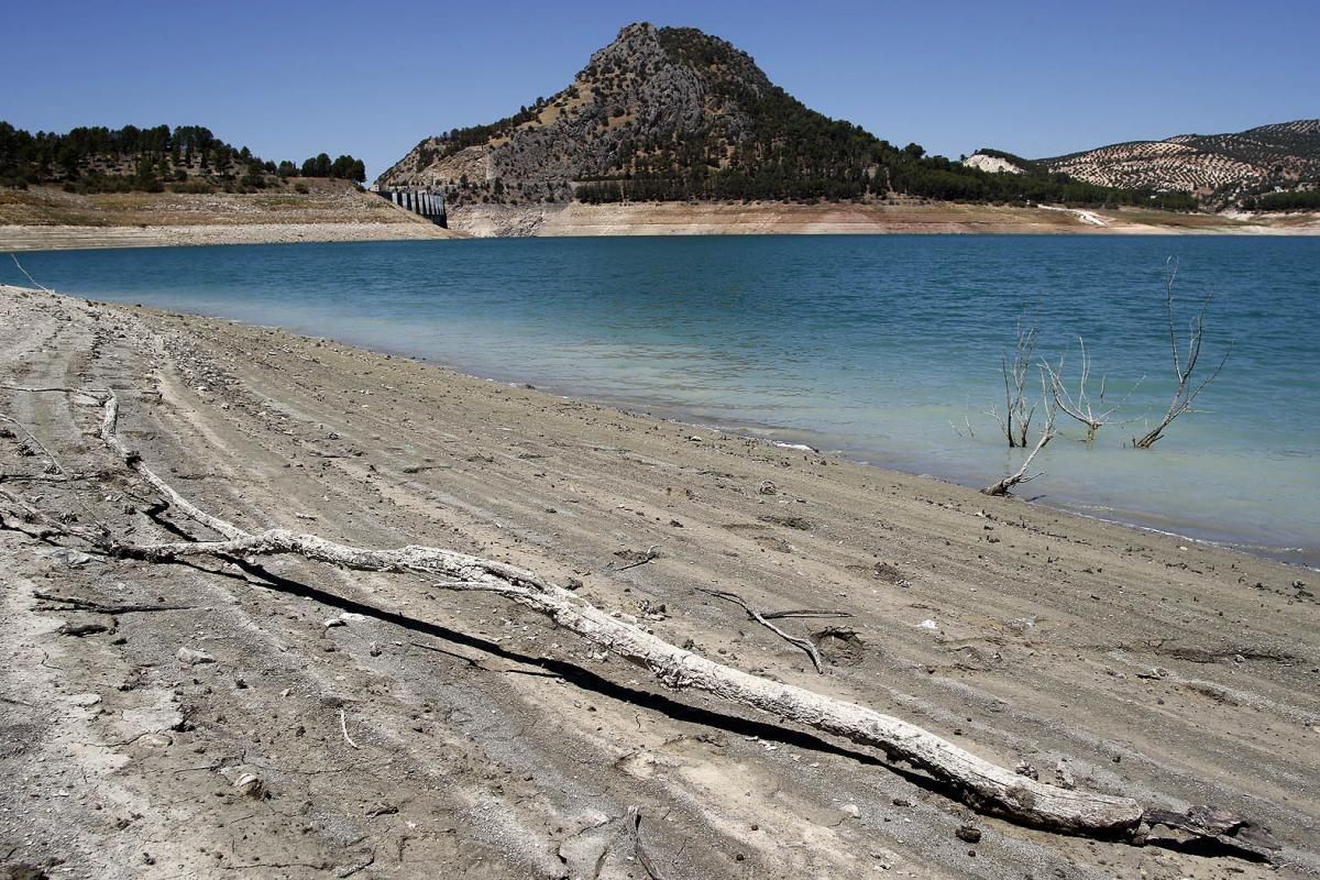 La situación del pantano de Iznájar, en imágenes