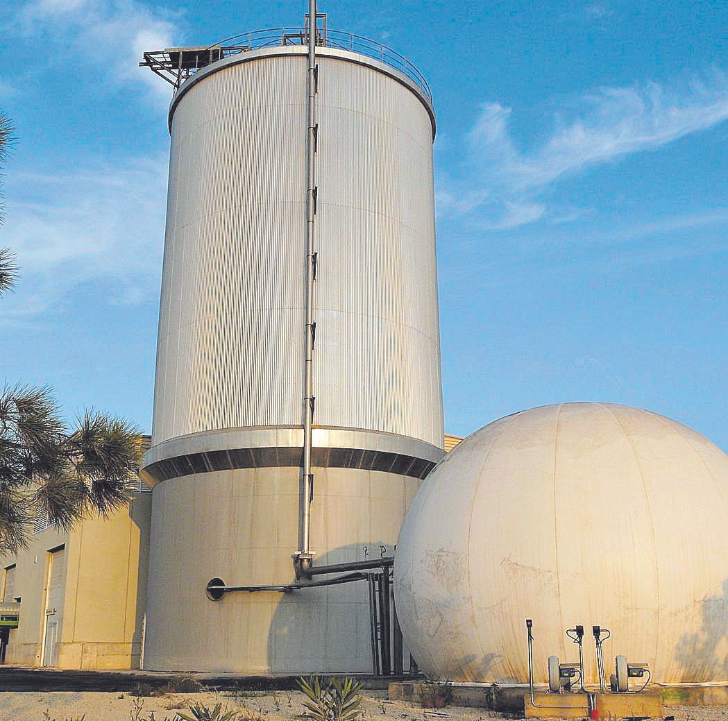 Imagen del biodigestor y el gasómetro del CETRA de Fontcalent. / INFORMACIÓN