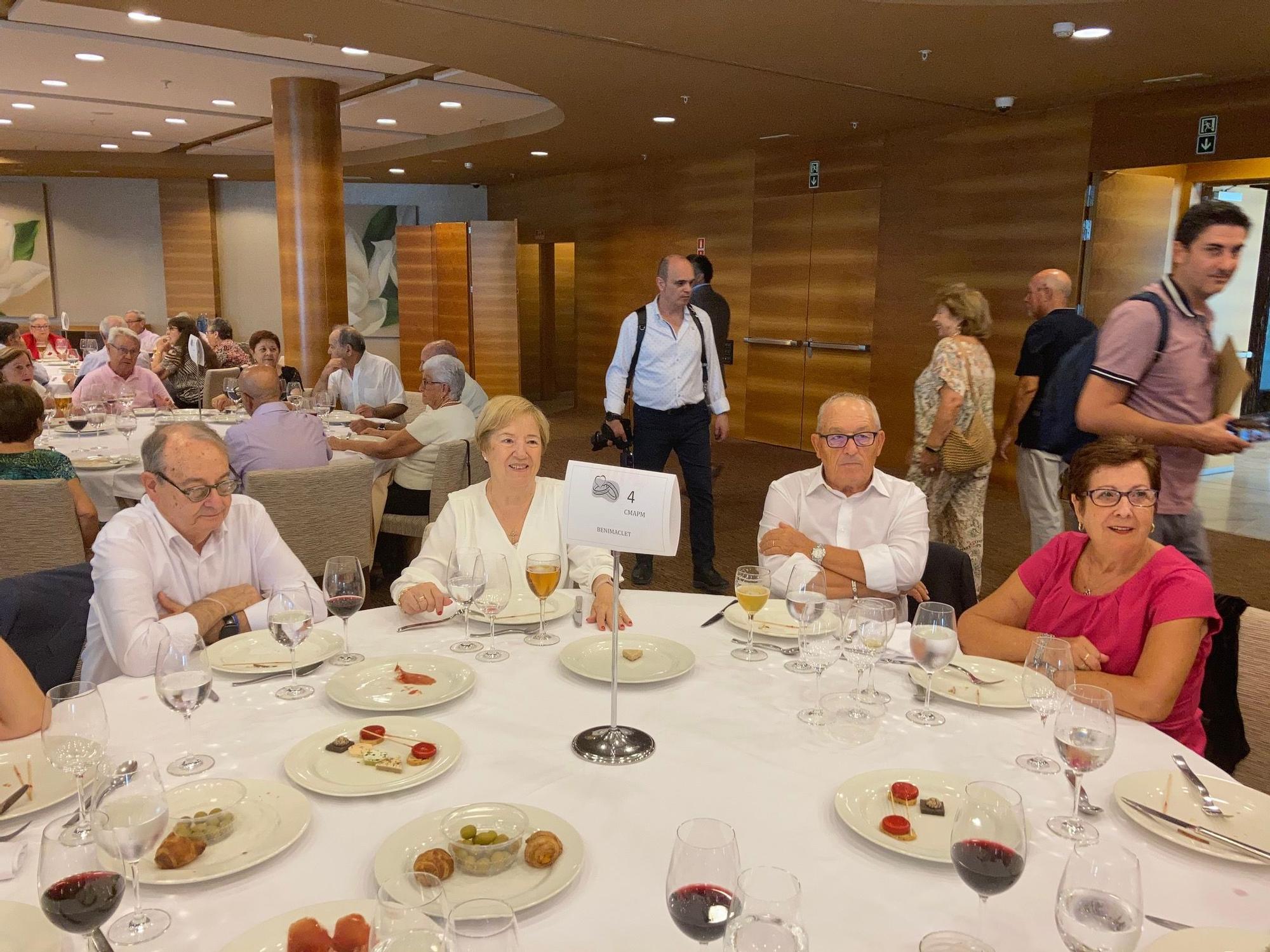 El Ayuntamiento de València organiza una fiesta de parejas que celebran sus bodas de oro