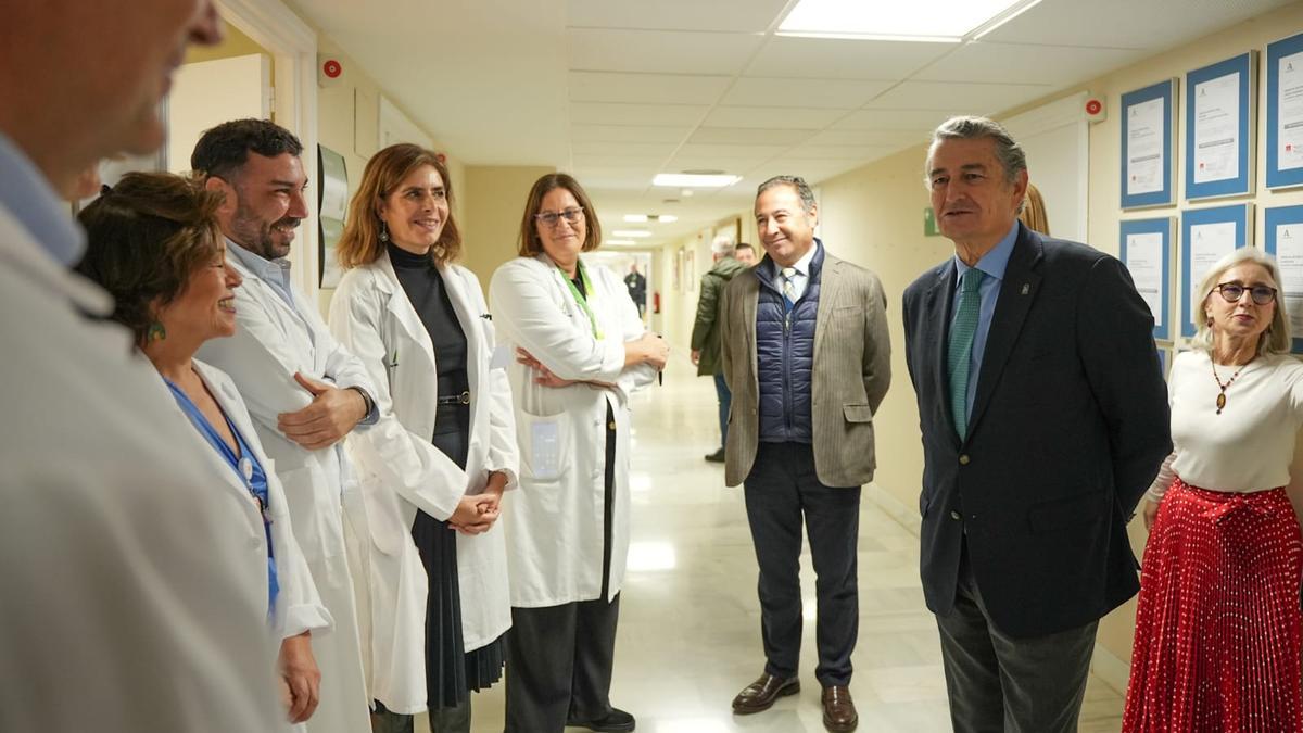 El consejero de Presidencia, Sanidad y Emergencias, Antonio Sanz, durante su visita al Hospital Virgen del Rocío.