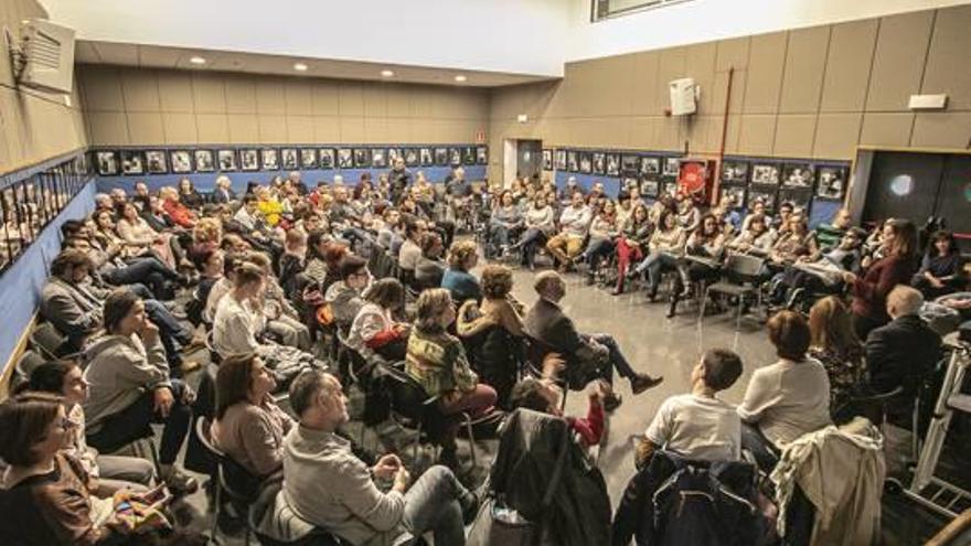 Un centenar de personas participó en la reunión entre Somriures y representantes políticos.