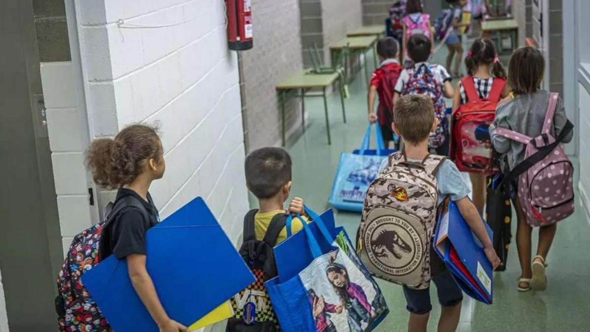Uns nens surten d’una aula en una escola de Barcelona. | MANU MITRU