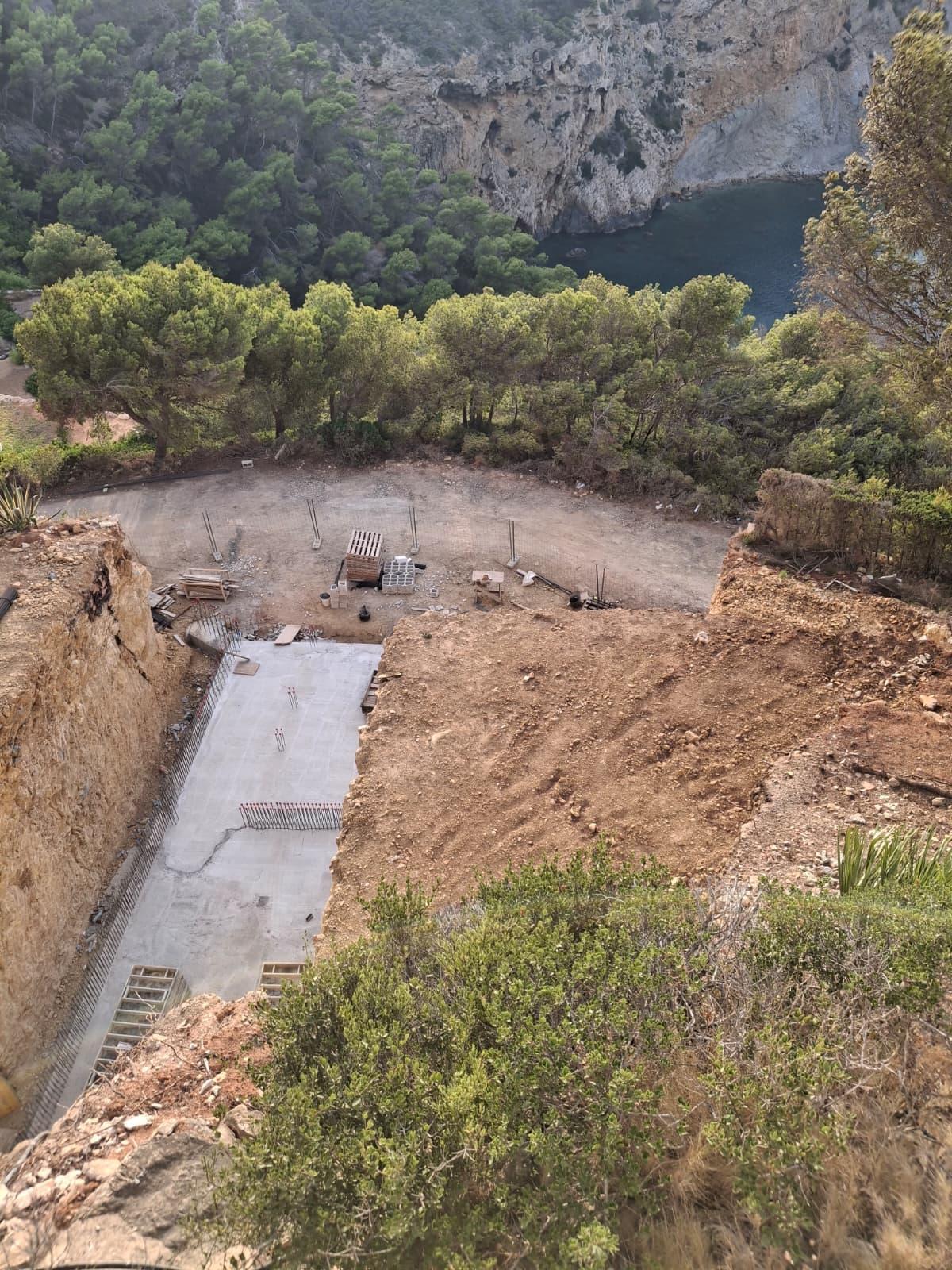 La parcela tiene una fuerte pendiente