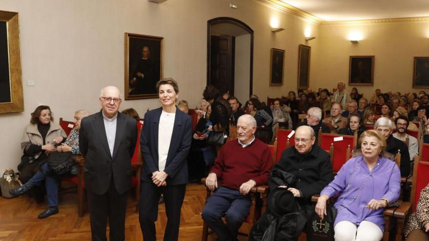 Isabel Ruiz de la Peña, de pie, junto a Juan José Tuñón, ayer, en el RIDEA. | FERNANDO RODRÍGUEZ