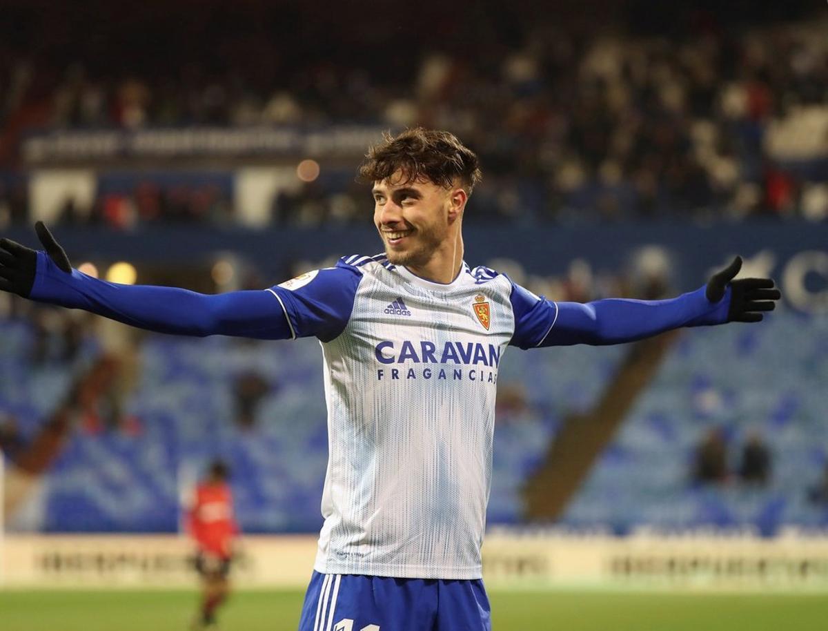 GRAF5616. ZARAGOZA, 21/01/2020.- El delantero español del Real Zaragoza Javi Puado celebra tras marcar un gol, el segundo del equipo, durante el partido ante el RCD Mallorca correspondiente a la tercera eliminatoria de la Copa del Rey, disputado este martes en el estadio de la Romareda, en Zaragoza. EFE/Javier Cebollada