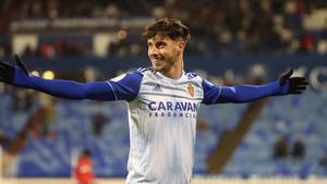GRAF5616. ZARAGOZA, 21/01/2020.- El delantero español del Real Zaragoza Javi Puado celebra tras marcar un gol, el segundo del equipo, durante el partido ante el RCD Mallorca correspondiente a la tercera eliminatoria de la Copa del Rey, disputado este martes en el estadio de la Romareda, en Zaragoza. EFE/Javier Cebollada