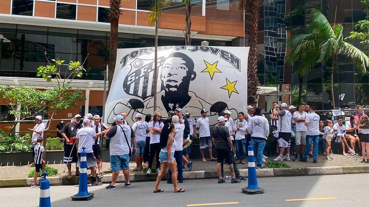 ¡No cesan las muestras de apoyo a Pelé! Cientos de aficionados rezan por él a las afueras del hospital