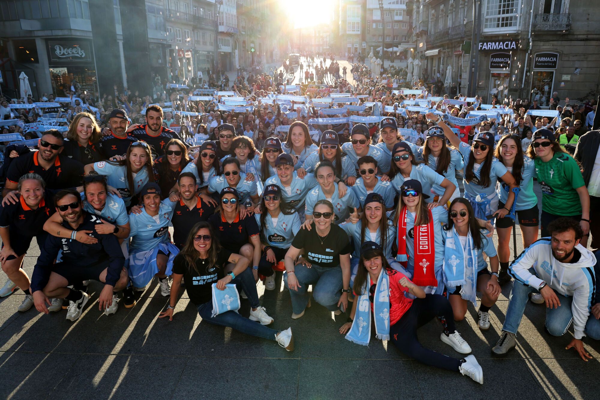 La ciudad celebra el ascenso del equipo vigués a la Segunda Federación femenina con una recepción en la Alcaldía y un homenaje a la plantilla y cuerpo técnico en Porta do Sol