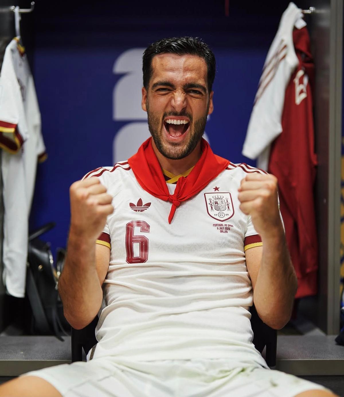 Mikel Merino celebra el gol con el pañuelo rojo de San Fermín