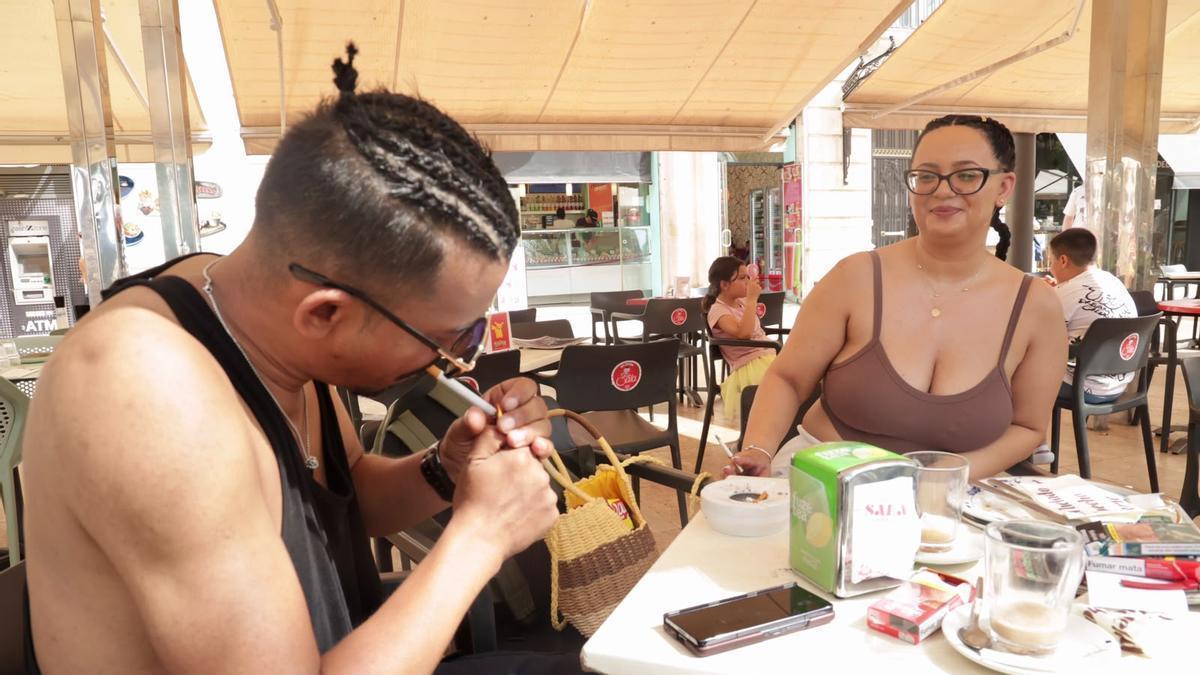 Una pareja fuma, durante el mediodía de este miércoles, en una de las terrazas que se encuentran ubicadas en el paseo de la Explanada de Alicante