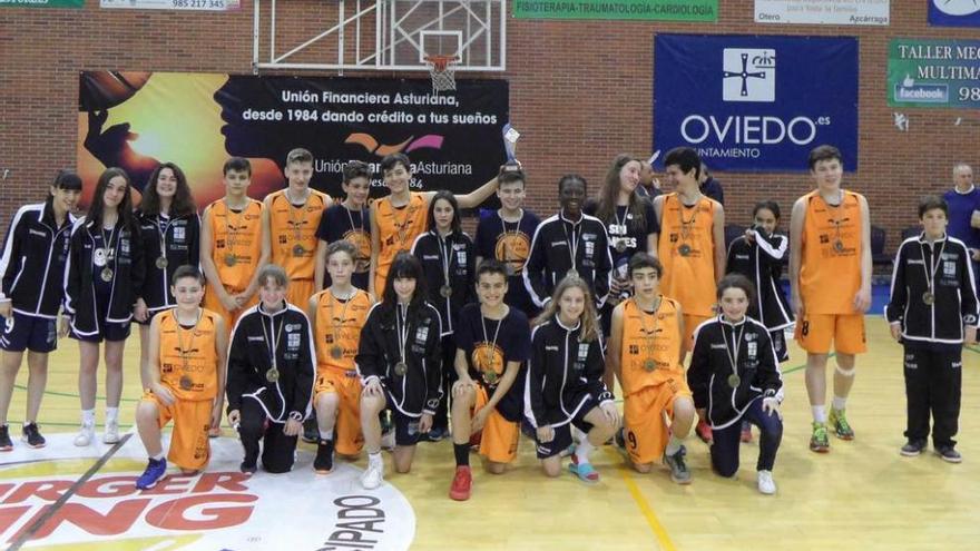 Las plantillas masculina y femenina infantil del Oviedo Baloncesto con las medallas de campeones de Asturias.