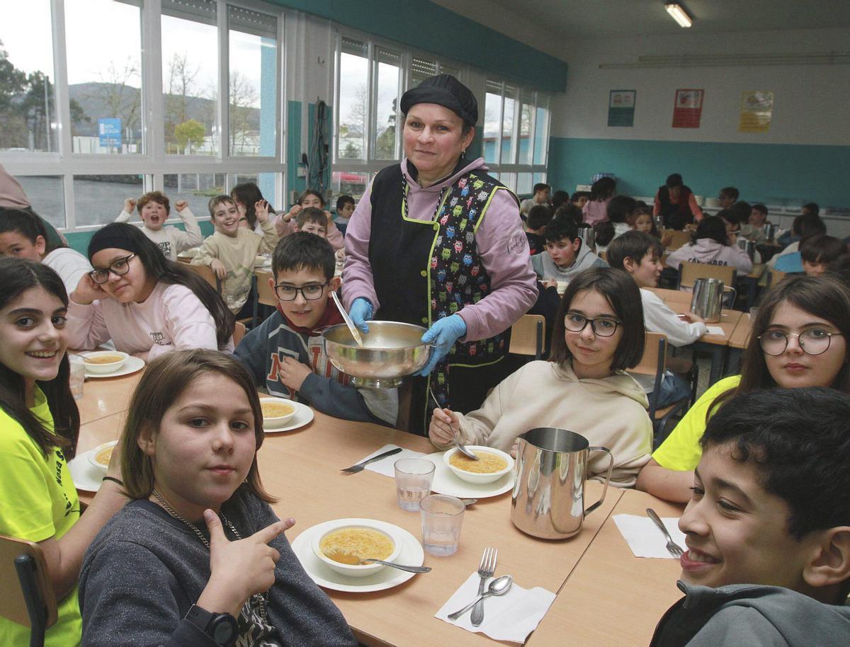 Más de 75 alumnos del CEIP Xuvencos son usuarios del comedor cada día. | IÑAKI OSORIO