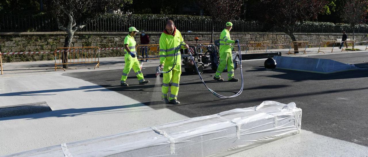 Inicio de los trabajos de pintado en la pista de patinaje de la avenida de Reina Victoria. |   // GUSTAVO SANTOS