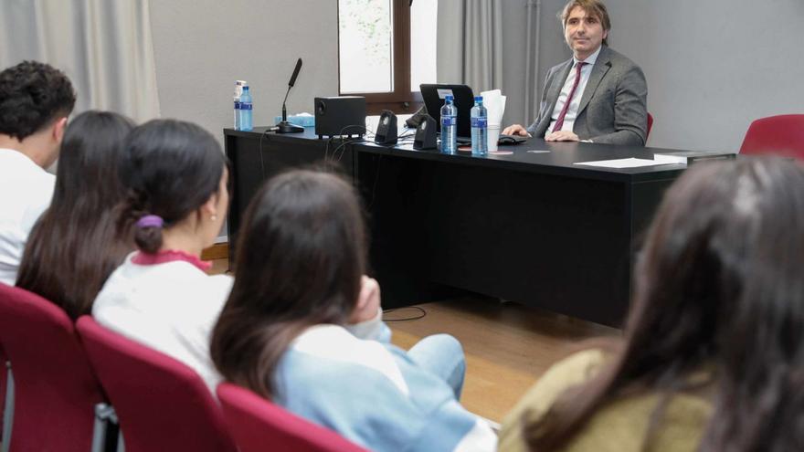 Alfonso Palacio, ayer, en el salón de actos de IES Menéndez Pidal.  | Mara Villamuza