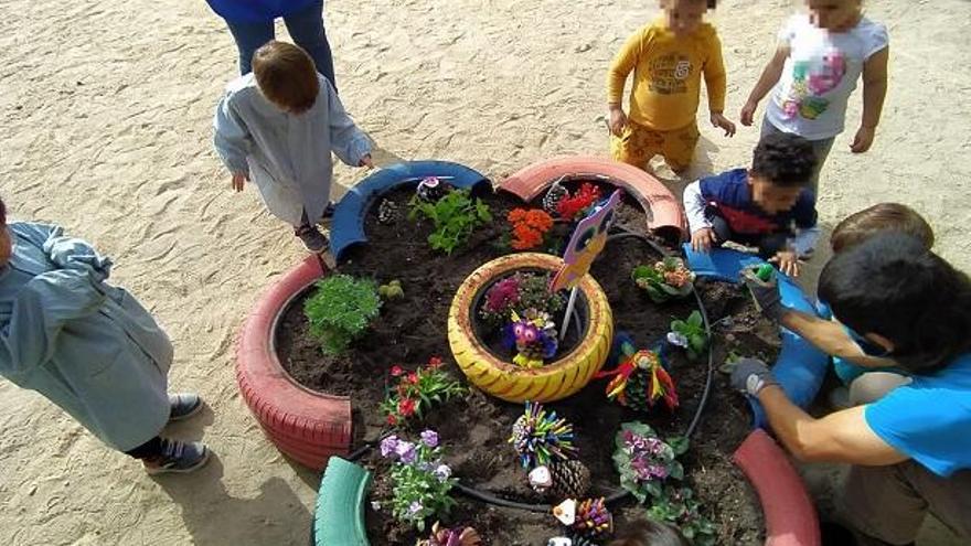 Los alumnos de la escuela infantil La Naranja de Beniaján retoman su proyecto de huerto escolar