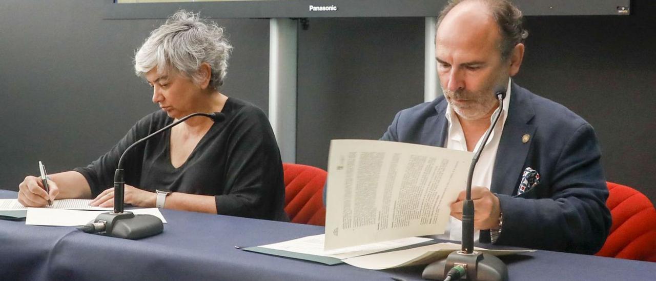 Ana González e Ignacio  Villaverde, ayer, firmando el acuerdo de cesión. | MARCOS LEÓN