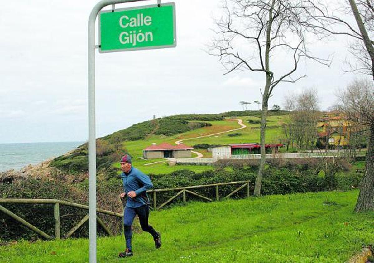 El lugar de las prospecciones, en la Ciudad de Vacaciones, entre las calles Gijón y Langreo, junto a la playa de Huelgues.