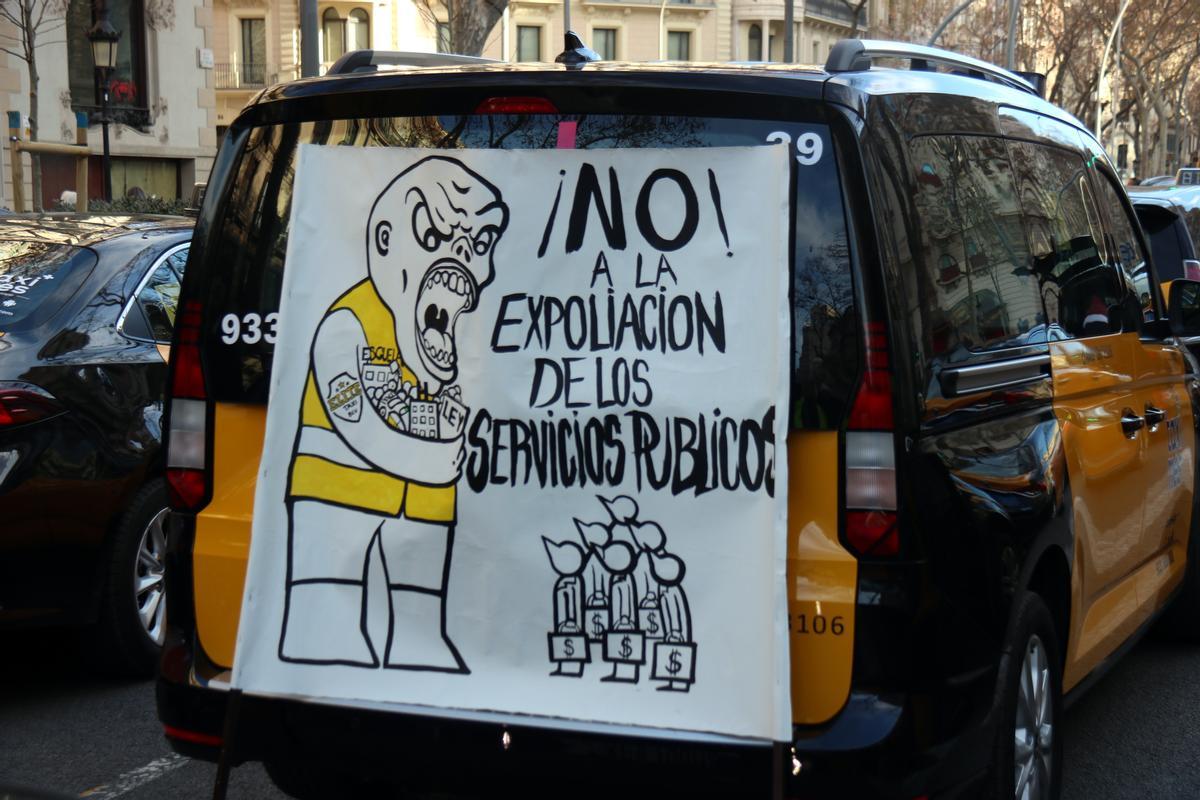 Una pancarta reivindicativa a favor dels serveis públics  la manifestació de taxistes a la Gran Via.