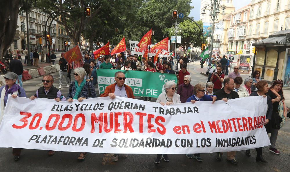 Miles de personas participan en la marcha convocada por los sindicatos para este martes, Día Internacional del Trabajo