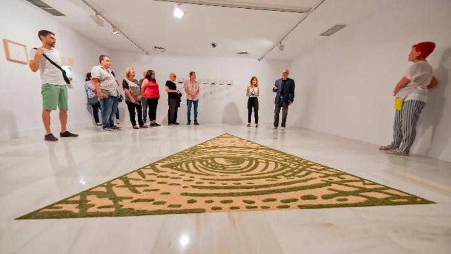 A la dcha., la artista Luna Bengoechea y el director del CAAM, Orlando Britto, junto a la pieza &#039;Novus Ordo Seclorum. Nuevo Orden de los Siglos&#039;.