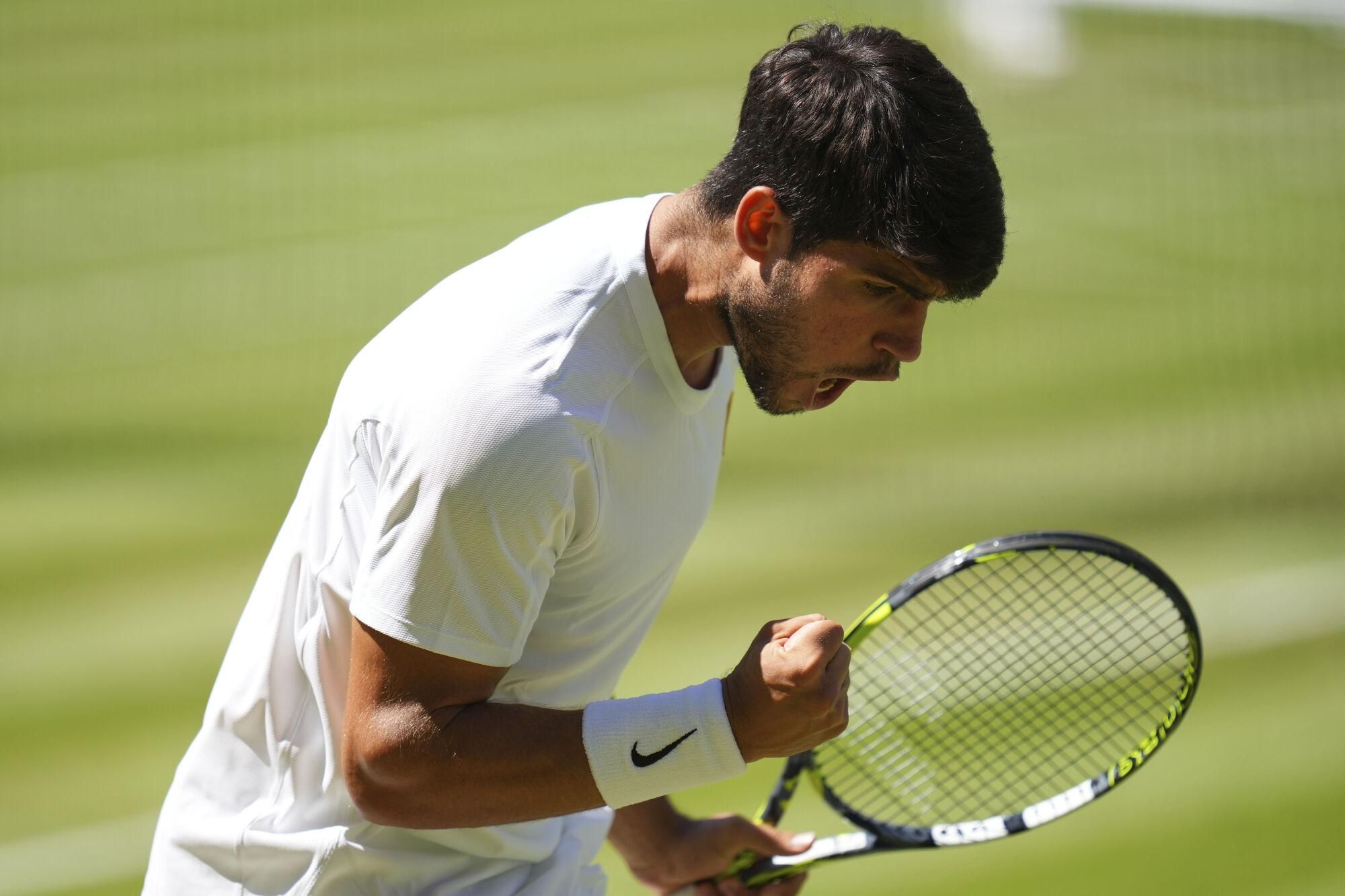 Carlos Alcaraz of Spain reacts during the men's semifinal singles match against Taylor Fritz of the U.S. at the Wimbledon Tennis Championships in London, Friday, July 11, 2025.(AP Photo/Kirsty Wigglesworth). EDITORIAL USE ONLY/ONLY ITALY AND SPAIN