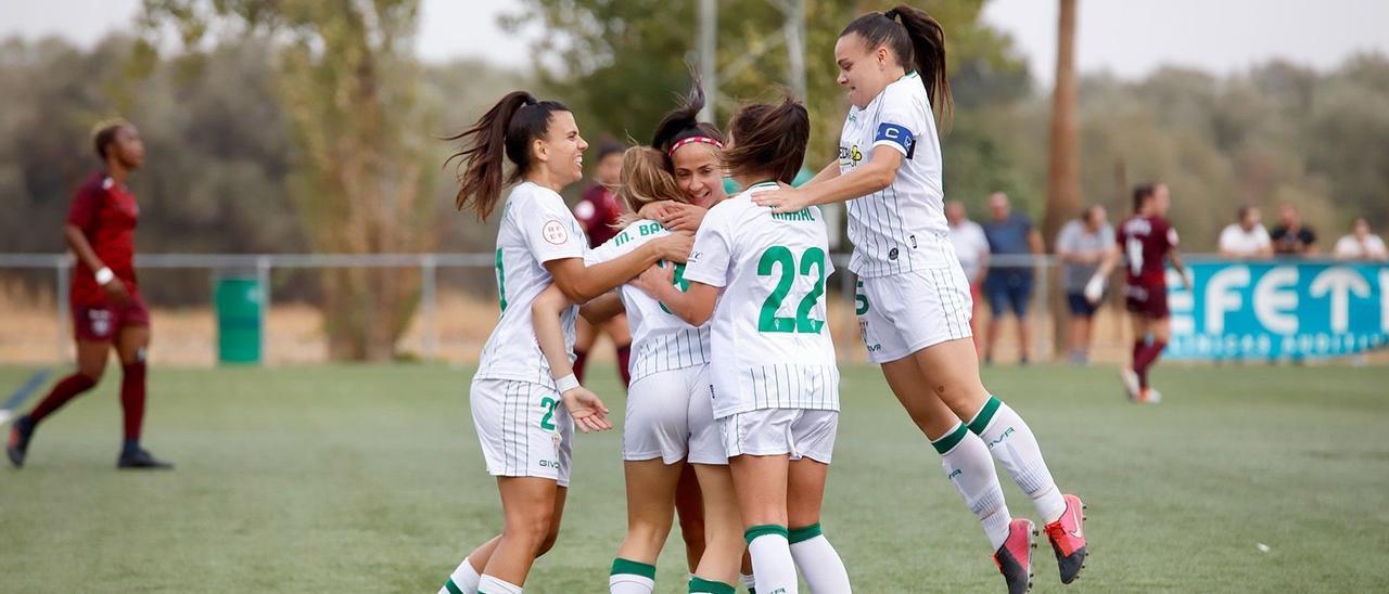 Las futbolistas del Córdoba CF Femenino celebran uno de sus goles ante el DUX Logroño.