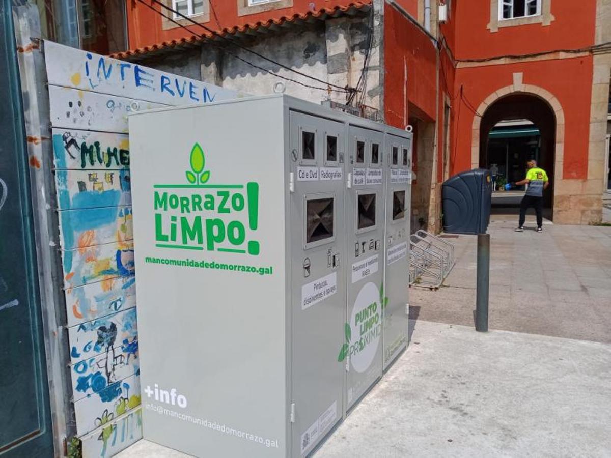 La alcaldesa en funciones de Cangas, Victoria Portas, en el punto limpio de la calle Méndez Núñez. |  //FDV