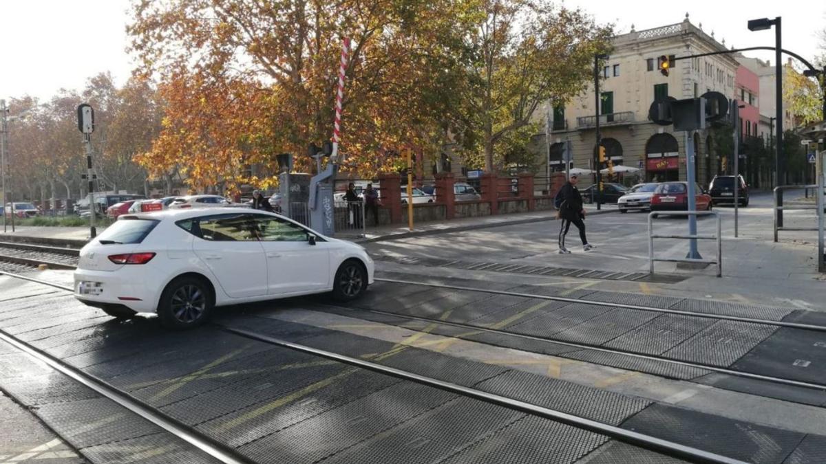 L’estació de tren i el pas a nivell al centre de Figueres que ara es posa a debat. | DDG