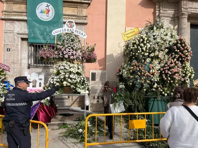 Esprint final para ver el manto de la Virgen y 'llevarse' a casa algunos ramos antes de que los retiren