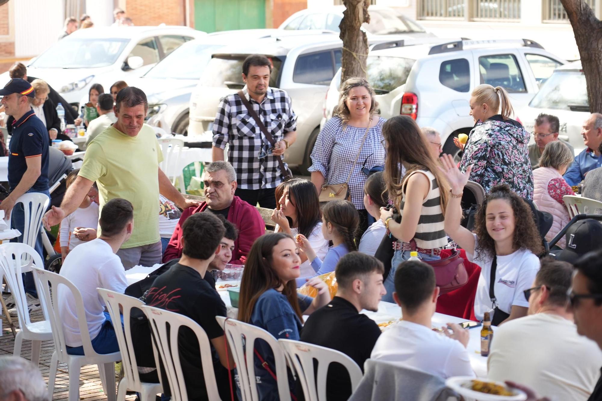 Las mejores imágenes de las multitudinarias paellas en un barrio de Vila-real
