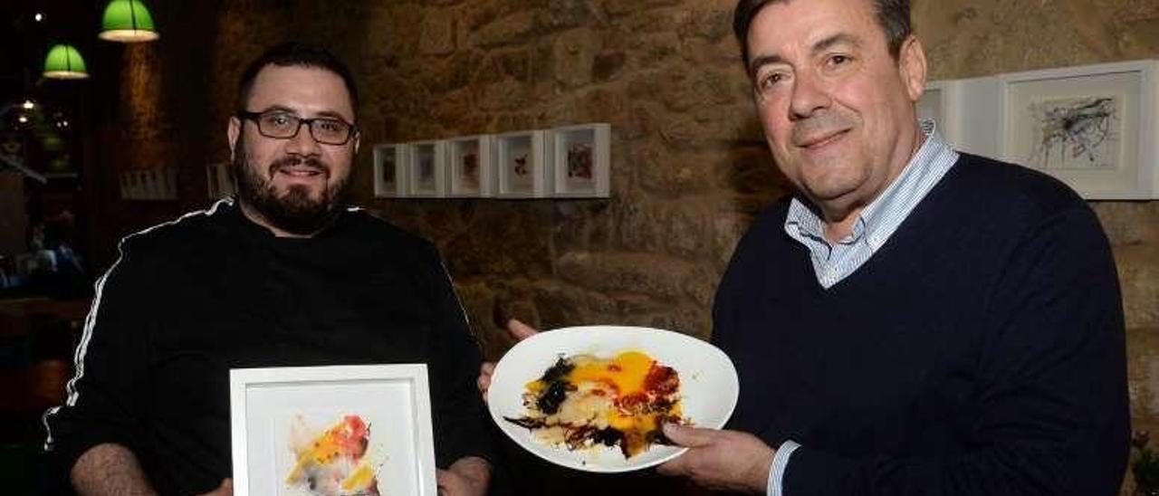 Roque López y Fernando Quintela con el cuadro y el plato. // Noé Parga