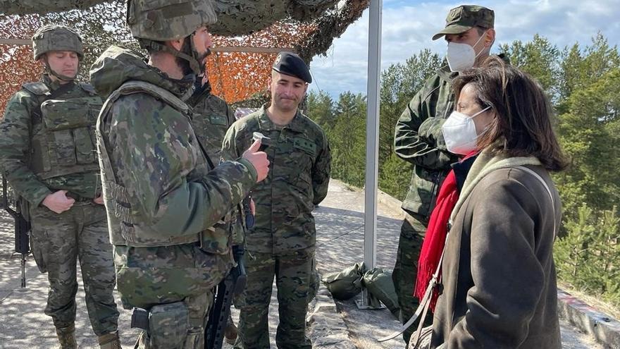 La ministra de Defensa, Margarita Robles, en una visita a los militares españoles desplegados en Letonia.