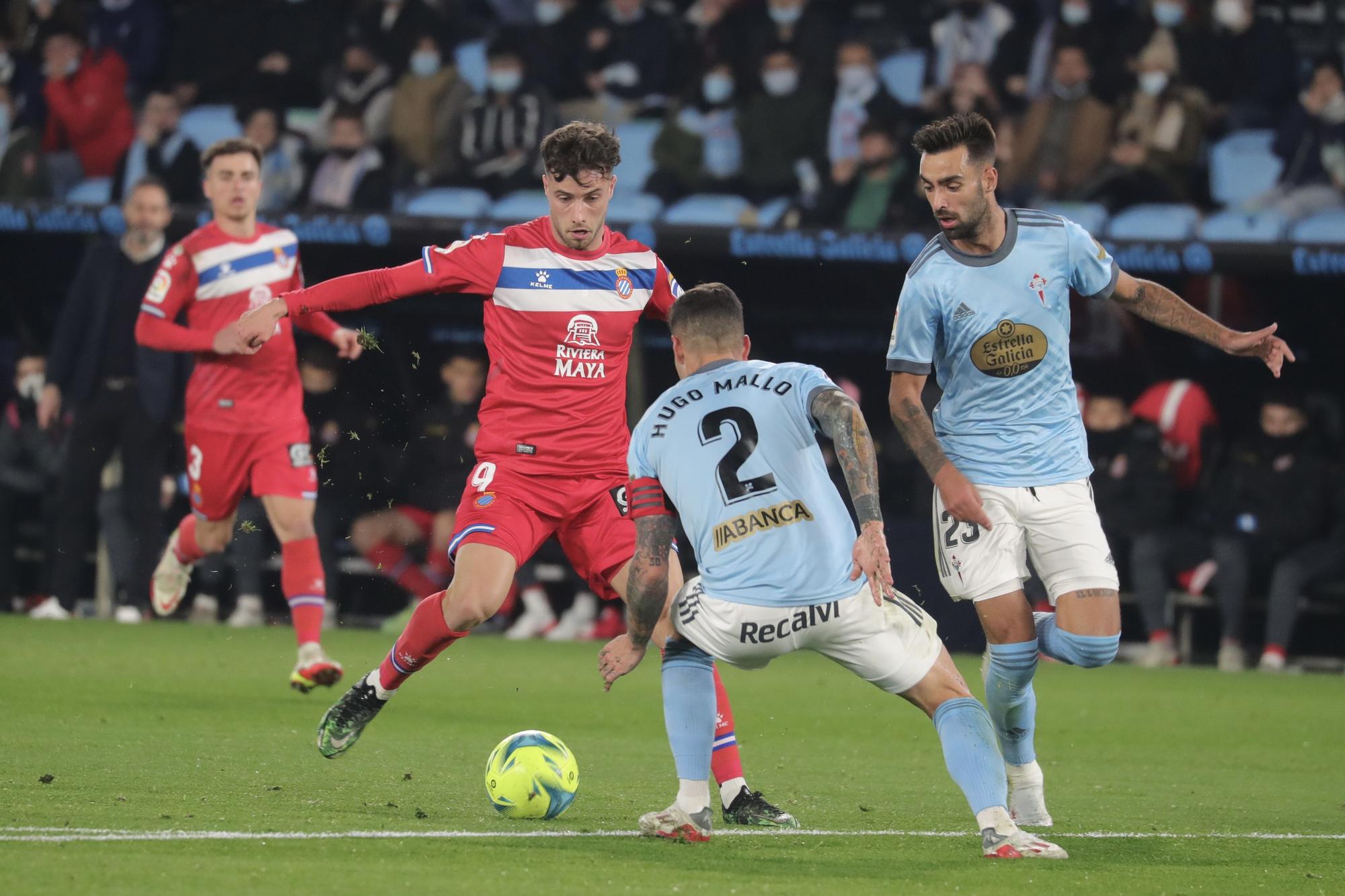 Javi Puado intenta escabullirse de Hugo Mallo y Brais.