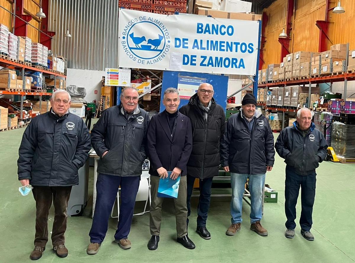 Entrega del cheque al Banco de Alimentos por parte de Veolia, anterior Aquona.