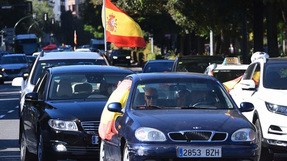 Vox se moviliza en una caravana de coches contra