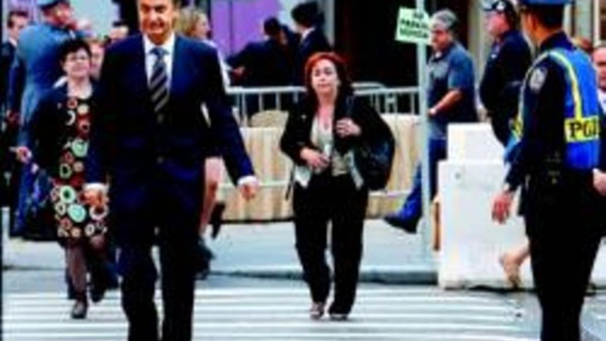 Zapatero cruza la avenida Lexington de Nueva York, ayer, tras hablar en el Foro del Liderazgo Mundial.