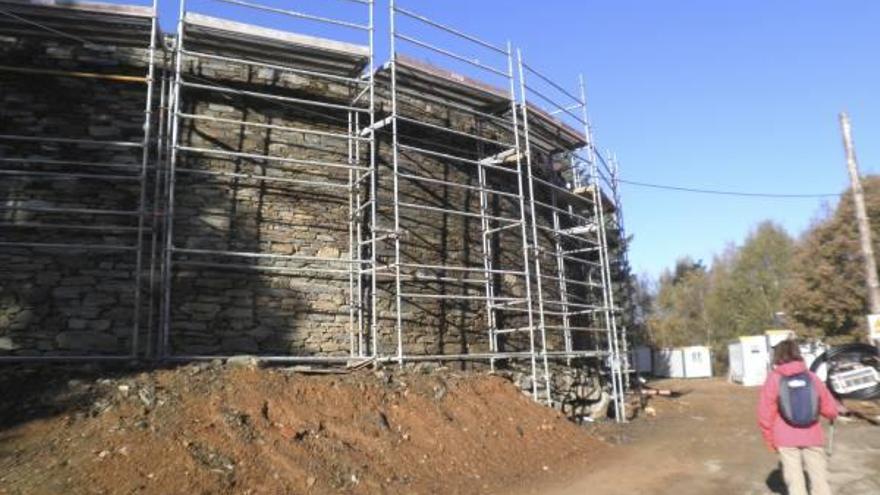 Aspecto que presenta el Centro del Lobo que se construye en el término de Robledo de Sanabria.