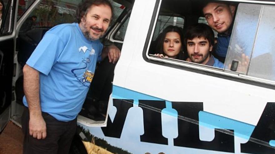 Ignacio Vilar, en la caravana, con los actores (de izqda. a drcha.) Sabela Arán, Xoel Yáñez y Rubén Riós.