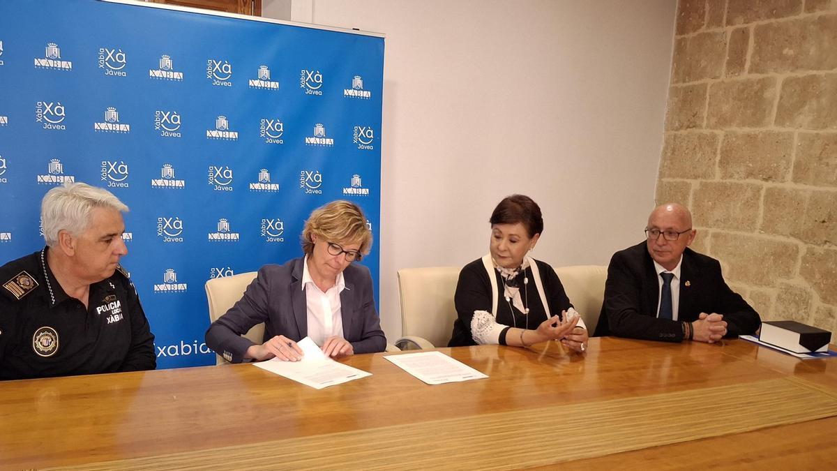 La alcaldesa de Xàbia firma el convenio de colaboración con el grupo HCB