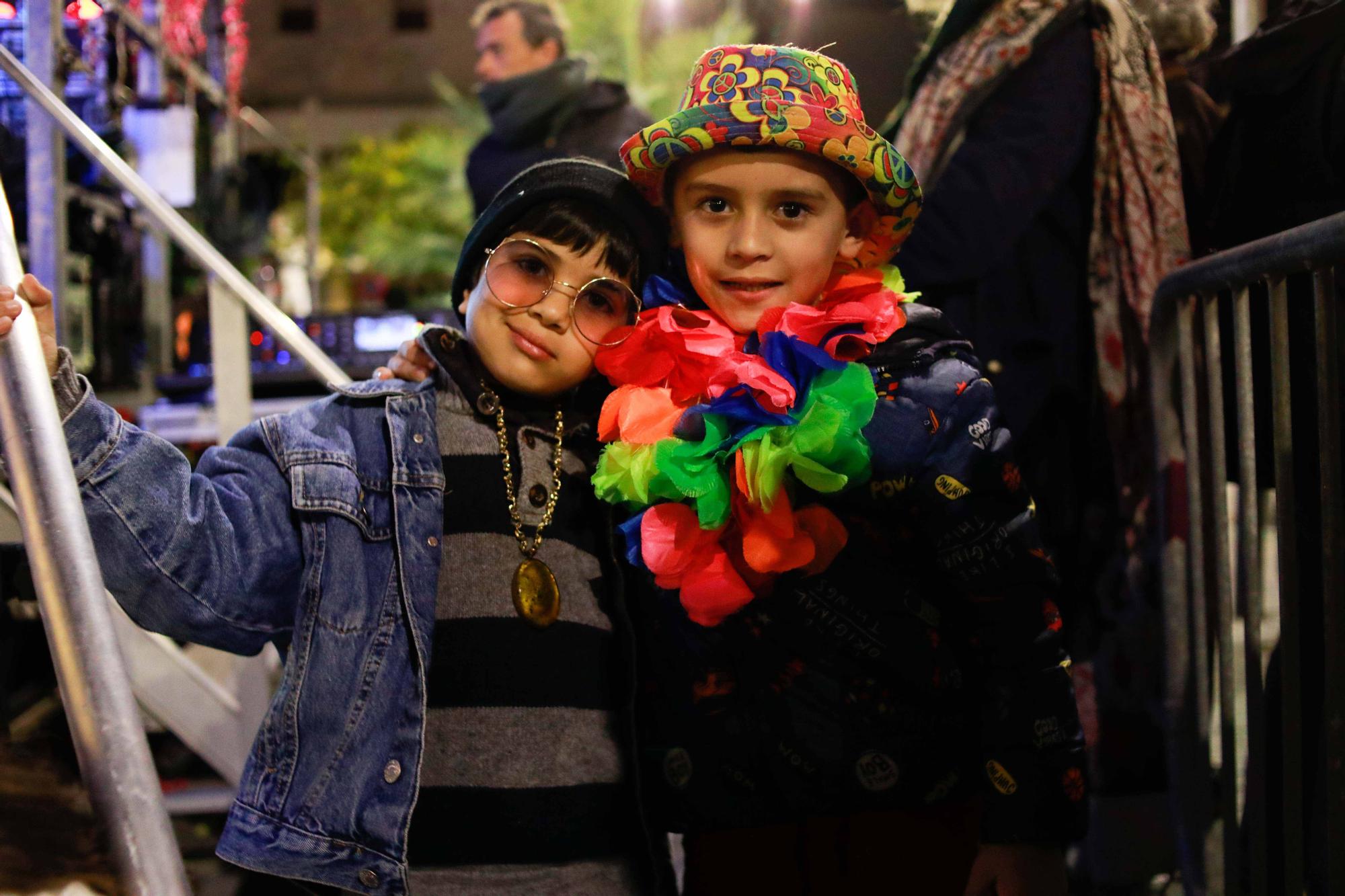 Encuéntrate en nuestra galería de fotos de la fiesta Flower Power de Sant Antoni