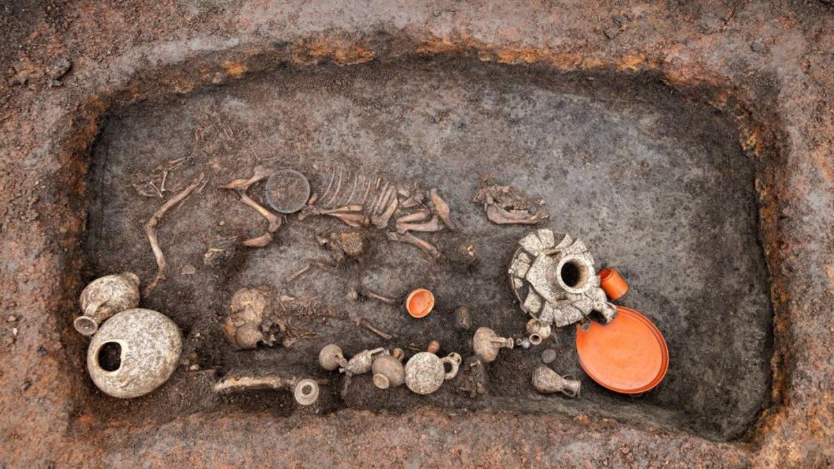 Hallazgo en las excavaciones del aeropuerto aeropuerto francés de Clermont-Ferrand de una tumba de un niño de principios del siglo I d.C.
