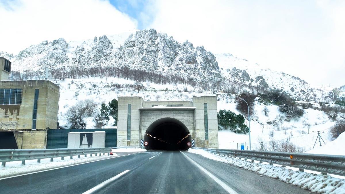 Archivo - Autopista del Huerna. Nieve. Puertos. Temporal.