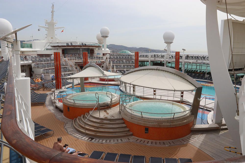El lujoso interior del buque, de la compañía Royal Caribbean, que ha hecho escala en el puerto de Málaga