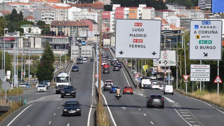 Tráfico en los carriles del puente de A Pasaxe y sus accesos.   | // VÍCTOR ECHAVE